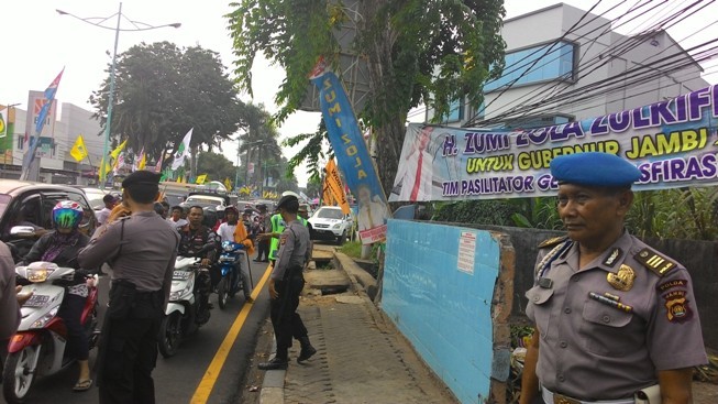 Kemacetan yang terjadi akibat padatnya massa yang menghadiri deklarasi Zoa-Fachrori Umar